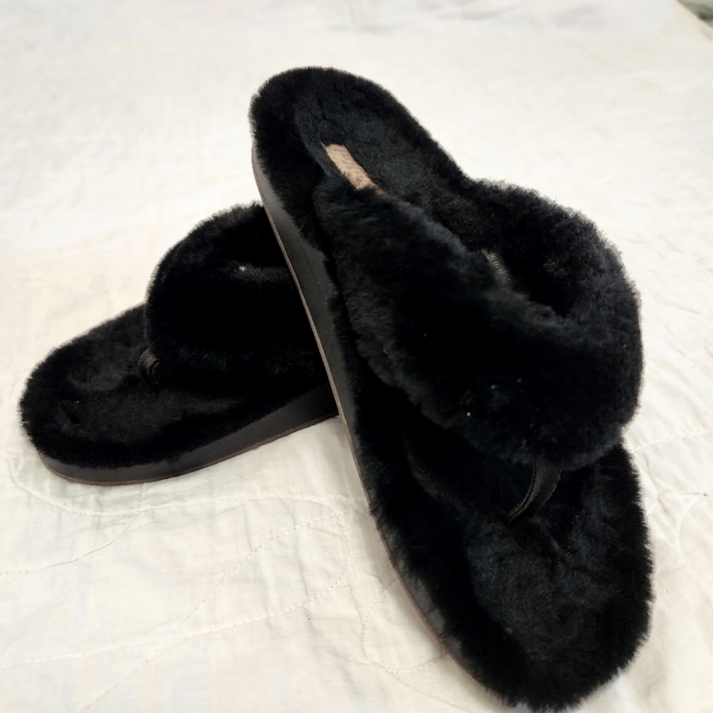 Olukai Womens Slippers, size 6.